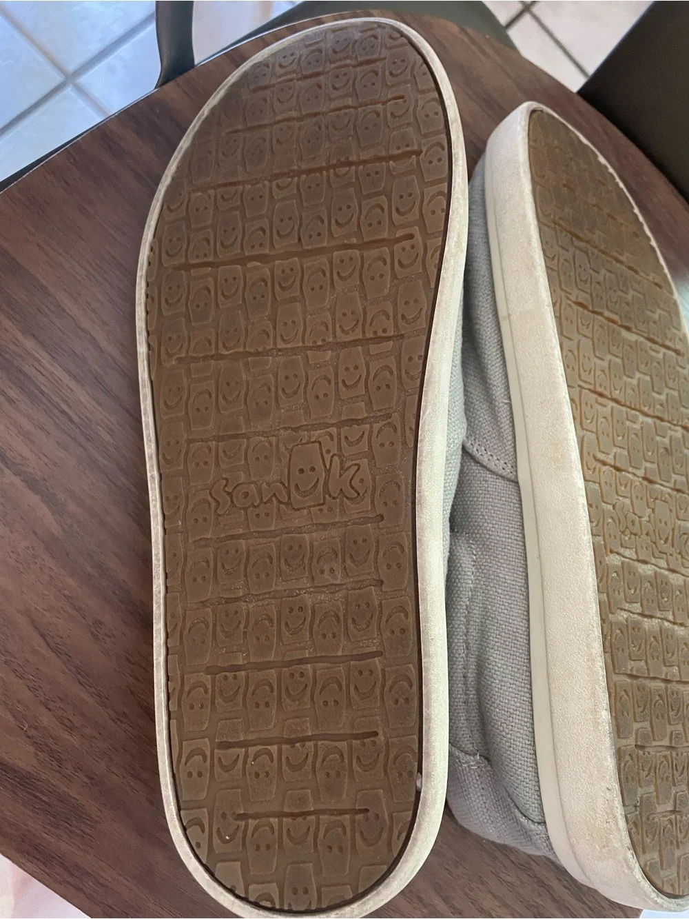 Men’s Sanuk Canvas Slip On Shoes Gray Tan size 8